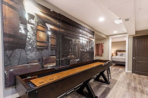 Games room - 4-bed home w GameRoom, FirePit & Saltwater Hot Tub (Vancouver)