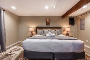 4 bedrooms, iron/ironing board, WiFi, bed sheets - 4-bed home w GameRoom, FirePit & Saltwater Hot Tub (Vancouver)