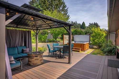 4-bed home w GameRoom, FirePit & Saltwater Hot Tub