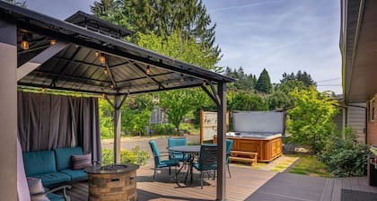 4-bed home w GameRoom, FirePit & Saltwater Hot Tub