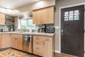 Coffee/tea maker, fridge, microwave, oven