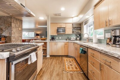 4-bed home w GameRoom, FirePit & Saltwater Hot Tub