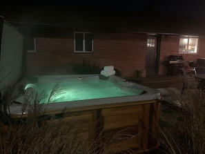 Terrace/patio - 4-bed home w GameRoom, FirePit & Saltwater Hot Tub (Vancouver)