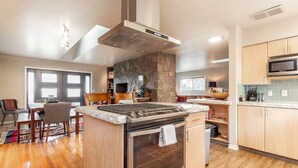 A modern kitchen with a built-in stove, oven, and microwave. - 4-bed home w GameRoom, FirePit & Saltwater Hot Tub (Vancouver)