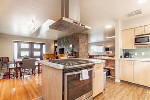A modern kitchen with a built-in stove, oven, and microwave. - 4-bed home w GameRoom, FirePit & Saltwater Hot Tub (Vancouver)