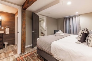 5 bedrooms, iron/ironing board, WiFi, bed sheets