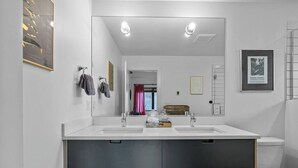 Shower, hair dryer - Bright and modern 2bd/2.5ba- close to Alberta st! (Portland)