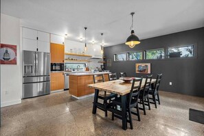 冷蔵庫、電子レンジ、オーブン、コンロ