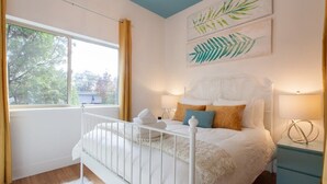 Room - *On Alberta! Modern Artist Loft w/ Rooftop Views!* (Portland)