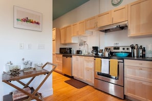 Coffee/tea maker, fridge, microwave, oven