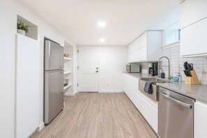 Refrigerador, microondas, placa de cocina, lavavajillas