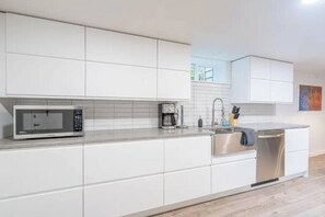 Fridge, microwave, stovetop, dishwasher - 2 Bed/1 Bath in NE - Close to Mississippi Ave (Portland)