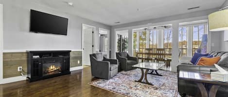 スマートテレビ、暖炉、DVD プレーヤー