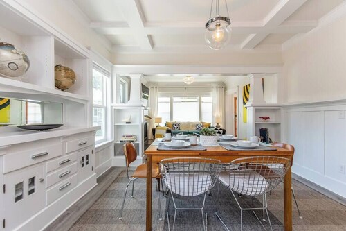 Modern, Sleek & Stylish: 2 blocks from Hawthorne!