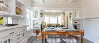 Modern, Sleek & Stylish: 2 blocks from Hawthorne!