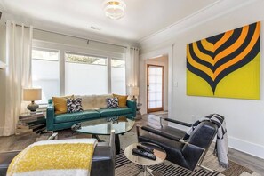 TV, fireplace - Modern, Sleek & Stylish: 2 blocks from Hawthorne! (Portland)