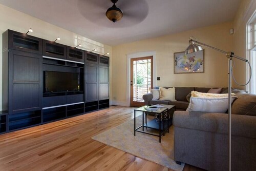 1 Block to Hawthorne! Remodeled! Walk Score: 92!