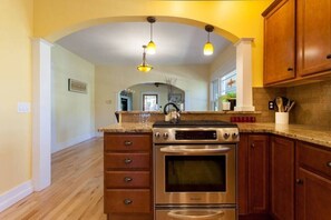 冷蔵庫、電子レンジ、オーブン、コンロ