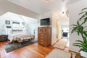 2 bedrooms, desk, iron/ironing board, WiFi - The Baldwin: Luxury Penthouse- Steps from 23rd! (Portland)