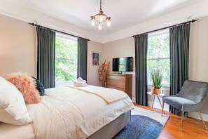 2 bedrooms, desk, iron/ironing board, WiFi