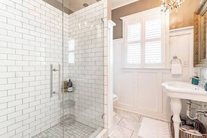 Shower, hair dryer, towels, shampoo