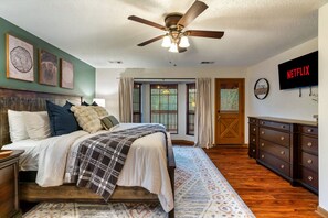 3 slaapkamers, een bureau, een strijkplank/strijkijzer, reisbedje