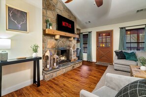 Een smart-tv, een open haard, videogames en tafelvoetbal