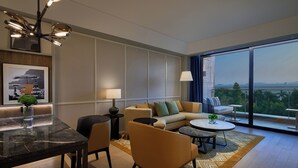 Un salón moderno con sofá, sillas, una mesa de comedor y un balcón con vistas.