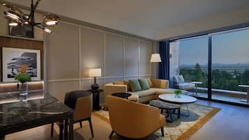 Premier Suite, 1 King Bed | Premium bedding, down comforters, pillowtop beds, minibar