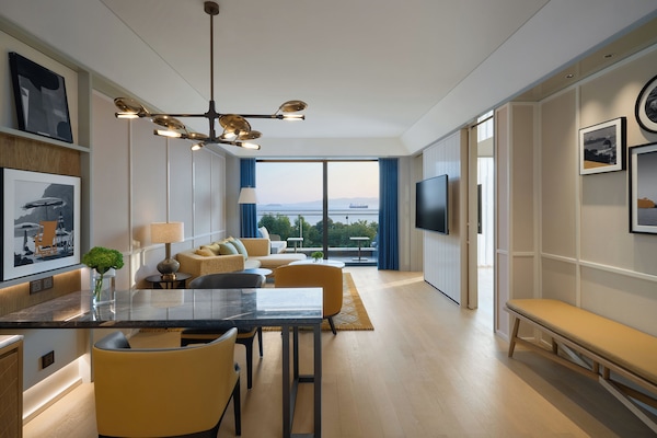 Premier Suite, 1 King Bed | Premium bedding, down comforters, pillowtop beds, minibar