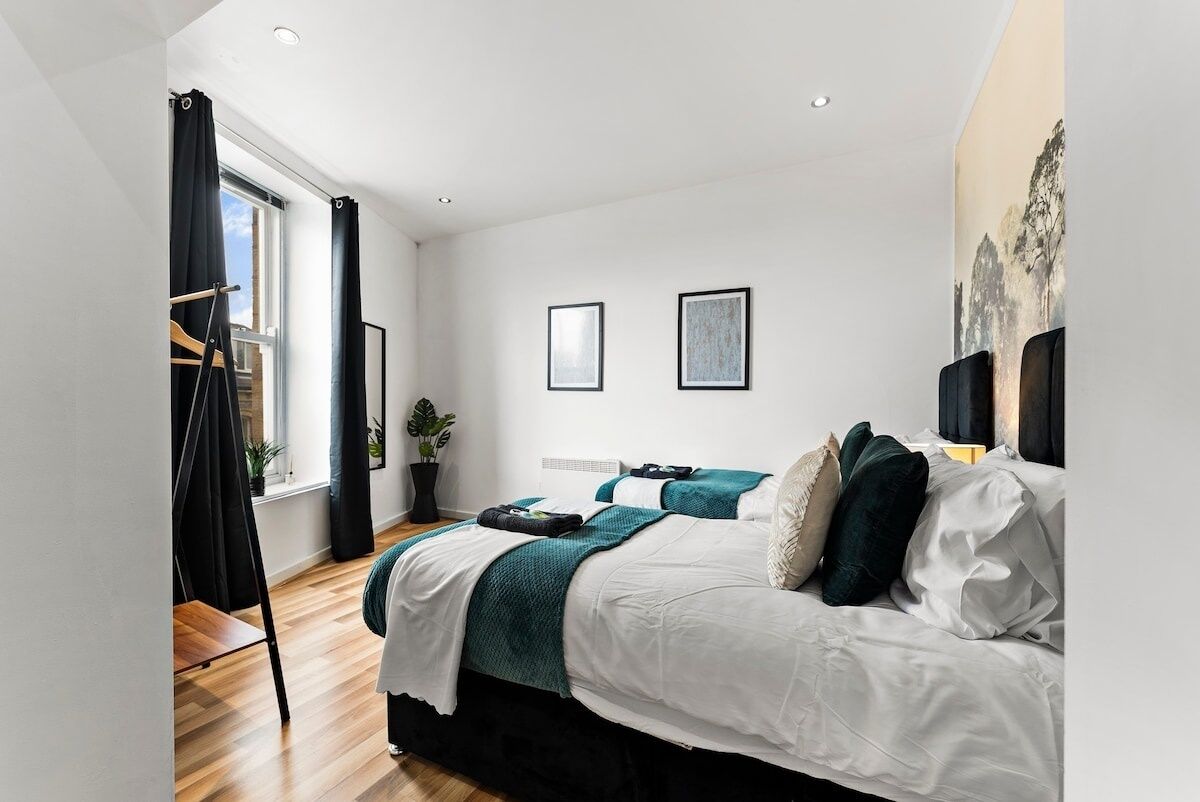 2 bedrooms, iron/ironing board, internet, bed sheets