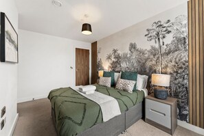 2 habitaciones, tabla de planchar con plancha y ropa de cama