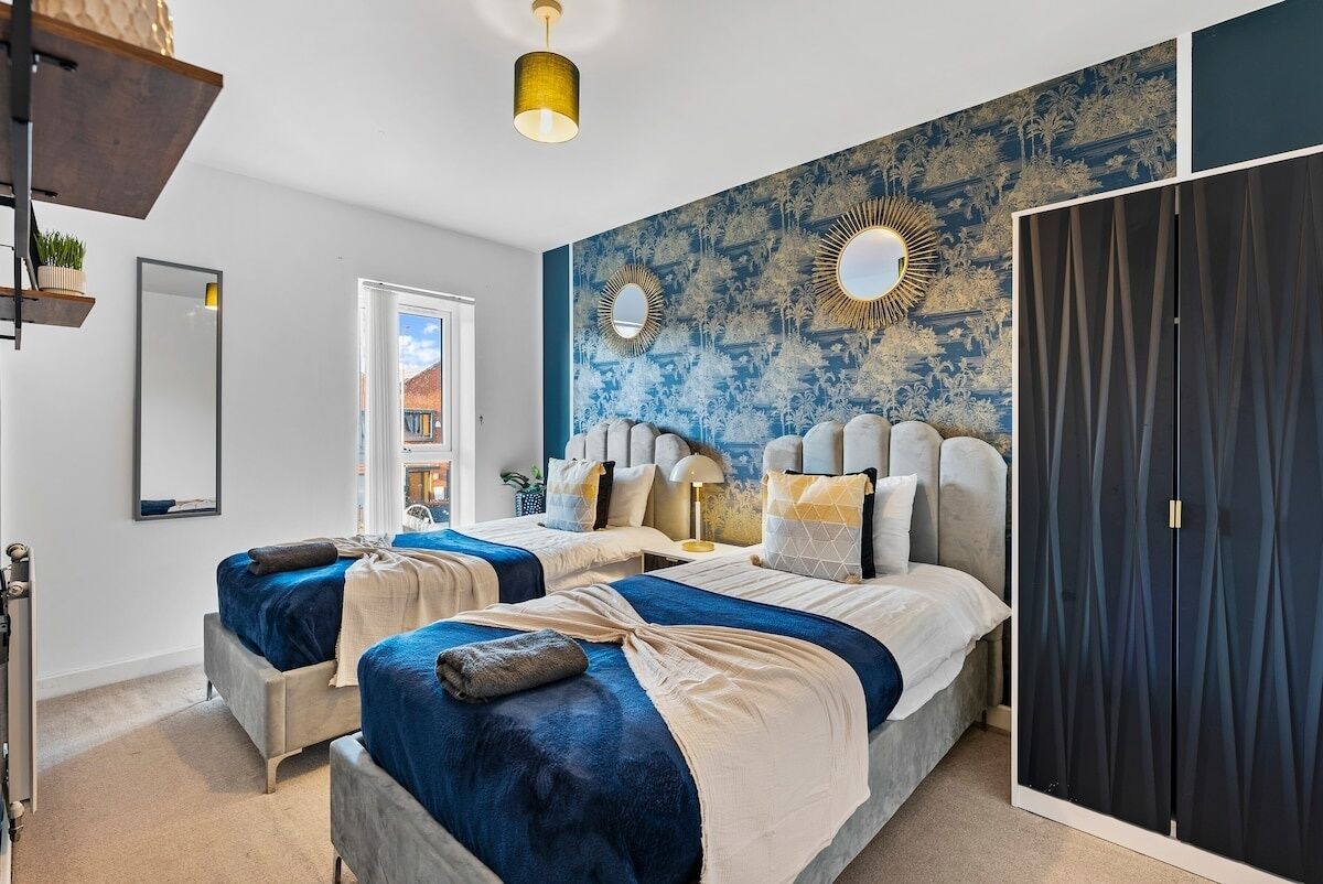 3 bedrooms, iron/ironing board, internet, bed sheets