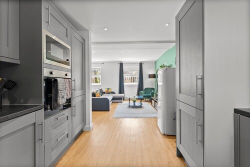 Spacious Bristol Apartment - Parking & WIFI