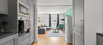 Spacious Bristol Apartment - Parking & WIFI