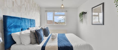 4 bedrooms, iron/ironing board, WiFi, bed sheets