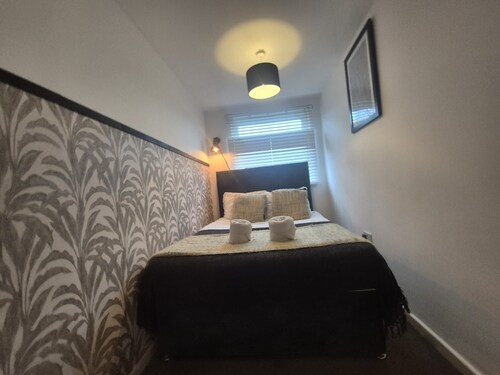 Large Bristol House - Games room - Parking