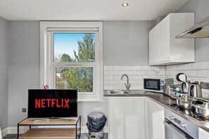 Mikrowelle, Ofen, Herdplatte, Kochgeschirr/Geschirr/Besteck