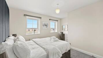 4 bedrooms, iron/ironing board, internet, bed sheets