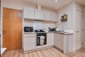 Microwave, oven, stovetop, toaster - Adorable 1 Bedroom Flat in Leeds - Sleeps 4 (Leeds)