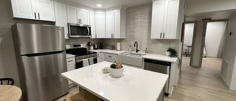 Microondas, horno, placa de cocina, lavavajillas