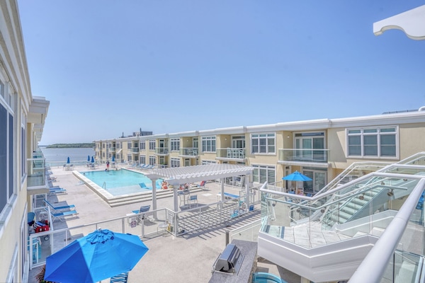 Inomhuspool och utomhuspool