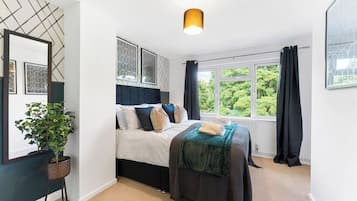 4 bedrooms, iron/ironing board, WiFi, bed sheets