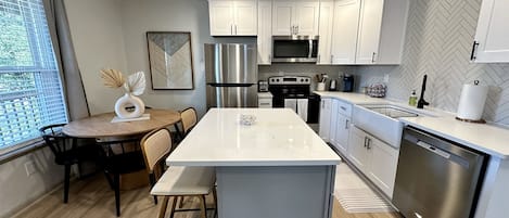 Réfrigérateur, four à micro-ondes, un four, surface de cuisson