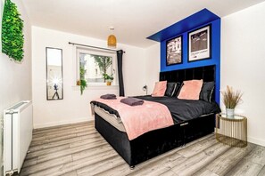 3 habitaciones, tabla de planchar con plancha, wifi y ropa de cama 