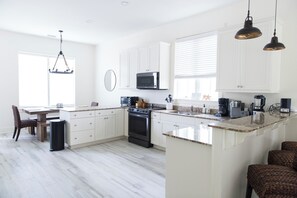 Microondas, licuadora, utensilios de cocina y condimentos 