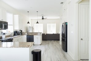 Een microgolfoven, een blender, kookgerei, borden en bestek, kruiden