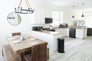 Een microgolfoven, een blender, kookgerei, borden en bestek, kruiden