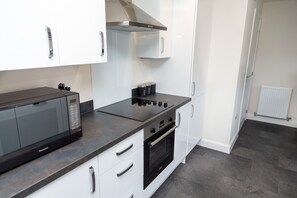 Frigorífico, microondas, horno y placa de cocina