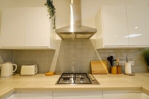 Een koelkast, een magnetron, een oven, een kookplaat